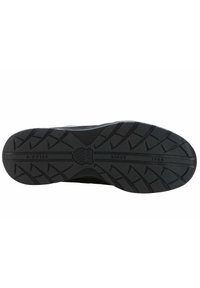 Črna gumijasta podplat čevlja z značilnim vzorcem, ki vsebuje utore in točke oprijema. Vključuje blagovno znamko "K-Swiss" in besedilo "od 1966".