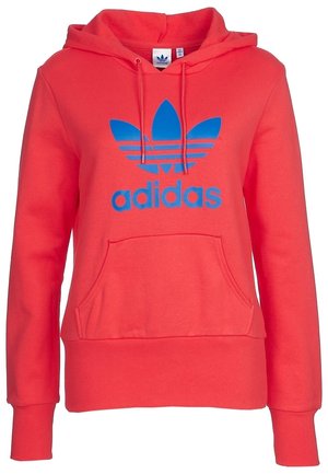Punainen Adidas-huppari, jossa on sininen trefoil-logo, etutasku, kiristettävä huppu sekä resorit hihansuissa ja helmassa, esitetty valkoisella taustalla.