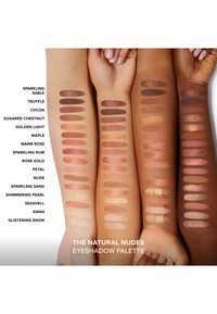 Oogschaduw swatches op diverse huidtinten tonen 15 kleuren variërend van diepe bruintinten tot lichte nude tinten, in matte en glanzende afwerkingen.