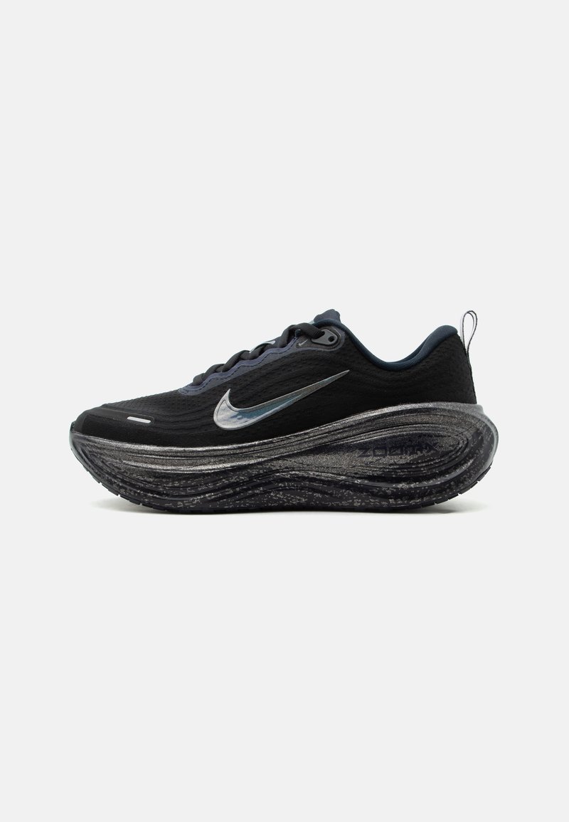 Μαύρο αθλητικό παπούτσι Nike με ασημένιο λογότυπο, μαλακή σόλα και σχέδιο με κορδόνια, απεικονίζεται σε πλαϊνή προβολή σε μονόχρωμο φόντο.