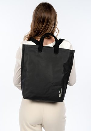 Zaino Donna Suri Frey Corey M – Nero, Imbottito E Trapuntato, Con Tasche, Porta DIN A4