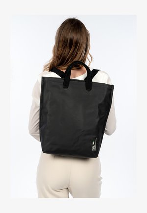 Zaino Donna Suri Frey Corey M – Nero, Imbottito E Trapuntato, Con Tasche, Porta DIN A4