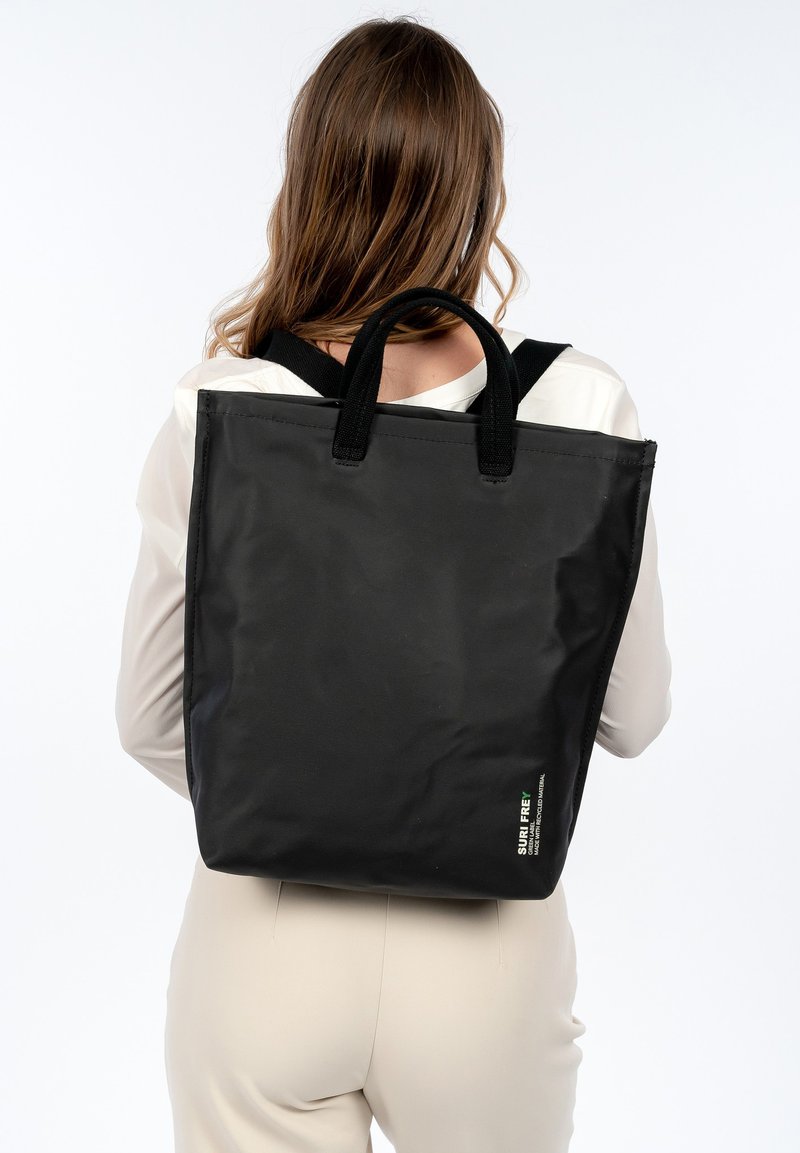Zaino Donna Suri Frey Corey M – Nero, Imbottito E Trapuntato, Con Tasche, Porta DIN A4