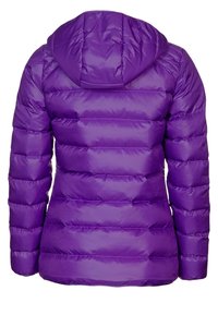 Doudoune violette avec capuche, présentant des sections matelassées horizontales, une texture lisse et des manches longues.