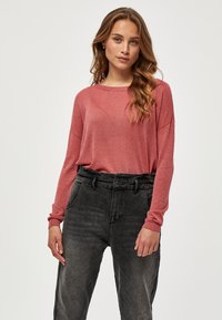 Unselected, mineral red lurex