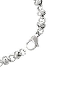 Bracciale in argento con maglie rotonde, collegate tra loro, e chiusura a gancio su sfondo bianco.