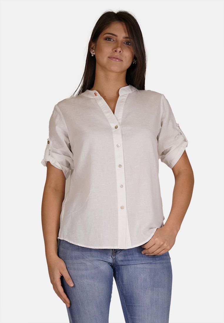 Camicia bianca di lino a maniche corte con chiusura a bottoni, colletto e maniche con risvolto. Presenta bottoni sottili e un design a vestibilità rilassata.