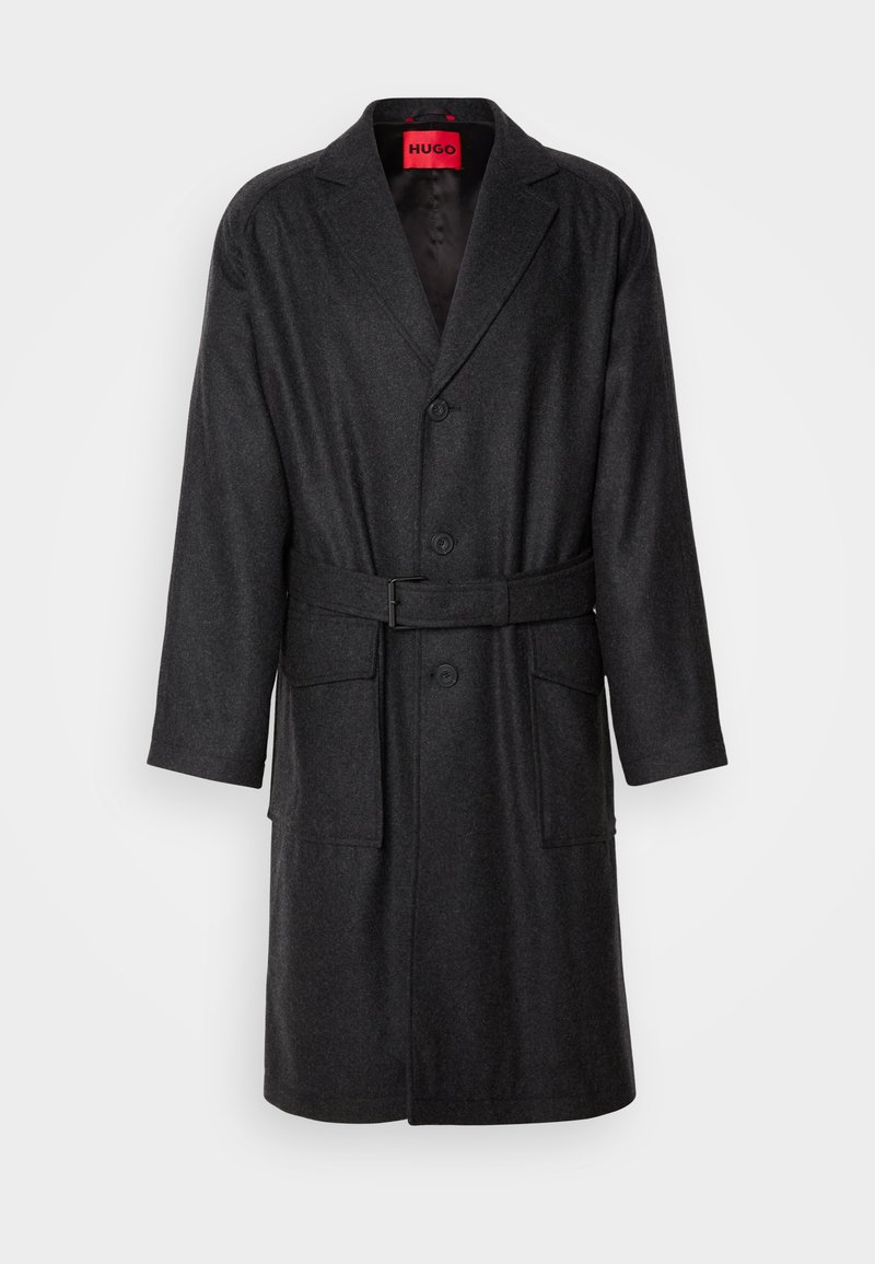 Manteau en laine gris foncé avec un col à revers, boutons simples, poches latérales et une ceinture assortie. Tissu texturé.