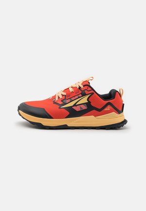 Rode en zwarte trailrunning schoen met beige zool en veters, voorzien van een zijlogo en een robuust profiel voor buitengebruik.