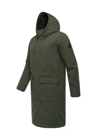 Olivgrön huva parka med texturerad tyg, två framfickor och en logopatch på ärmen. Har ett framfäste med dragkedja.