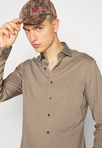 Michael Kors SOLID SLIM SHIRT - Camisa - beige