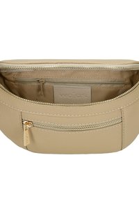 Borsa a tracolla in pelle beige con chiusura superiore a zip, dotata di una tasca interna e di un vano esterno con zip. Superficie testurizzata e dettagli in oro.