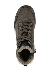 Grauer Wildleder-Stiefelette mit braunen Schnürsenkeln, Kunstpelzfutter, Lederakzenten und weißer Gummisohle. Verfügt über einen seitlichen Reißverschluss für einfaches An- und Ausziehen.