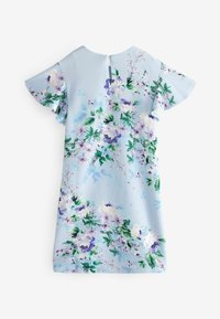 Blaues Blumenkleid mit kurzen, rüschengeschmückten Ärmeln, das ein Muster aus lila und weißen Blumen aufweist, sowie einem Rückenschlitz mit Knopfverschluss.