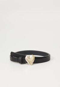 Cinturón de cuero negro con una hebilla metálica en forma de corazón martillado. El cinturón es liso, de un ancho estrecho y con un ajuste ajustable.