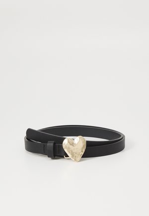 Schwarzer Ledergürtel mit einer gehämmerten, herzförmigen Metall-Schließe. Der Gürtel ist glatt, hat eine schmale Breite und eine verstellbare Passform.