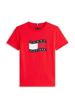 Tricou roșu cu mâneci scurte și guler rotund, având un logo cu bordură neagră cu textul "Tommy Hilfiger" și blocuri de culoare alb și roșu în centru.