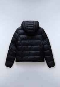 Sort pufferjakke med horisontalt quiltet design, en tætsiddende hætte og elastiske manchetter. Stoffet har en glat, blank overflade med minimal branding.
