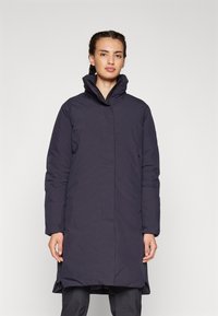 Cappotto imbottito lungo di un blu navy scuro con colletto alto, chiusura frontale con zip e due tasche laterali. Progettato con un taglio dritto e cuciture minime.