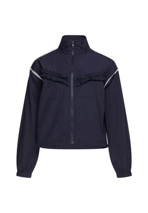 Marineblauwe jas met lange mouwen, een voorsluiting met ritssluiting, hoge kraag, ruchesdetail over de borst en witte kanten afwerking aan de mouwen.