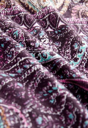 Violets audums ar sarežģītām paisley rakstām tirkīza un rozā krāsā. Gluda tekstūra ar smalku spīdumu, kurā redzamas kroklu un drapējuma līnijas.