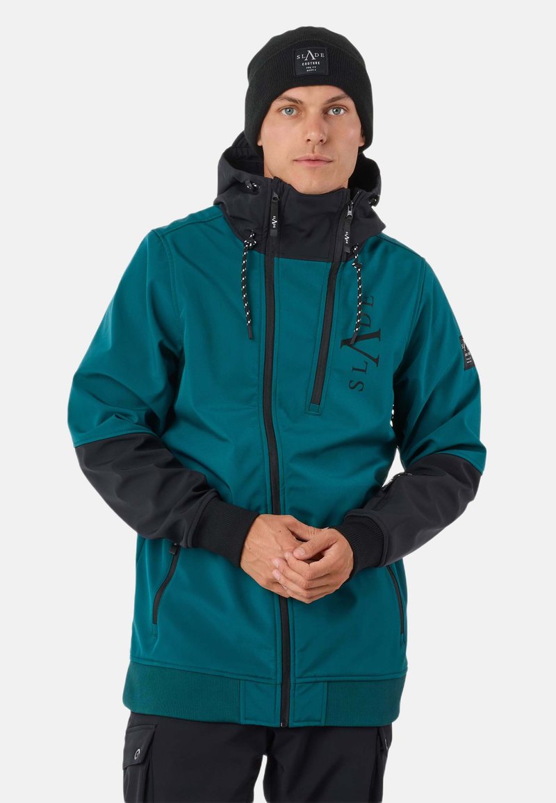 Giacca teal e nera con zip frontale, cappuccio regolabile e polsini elasticizzati. Presenta una stampa del logo e due tasche laterali con zip.