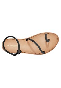 Sandalo nero con cinturini, suola in pelle beige liscia e cinturini curvi e testurizzati. Presenta cuciture leggere e un'impronta del marchio.