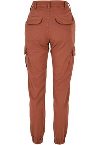 Pantalon cargo de couleur rouille avec bords élastiques, poches à rabat à l'arrière et sur les côtés, et passants pour ceinture à la taille, vu de dos.