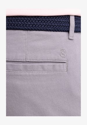 Szürke szövet nadrág, texturált felülettel, fonott sötétkék derékpánttal és kis logóval a hátsó zseben.