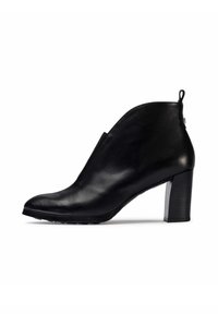 WONDERS - Botki na obcasie