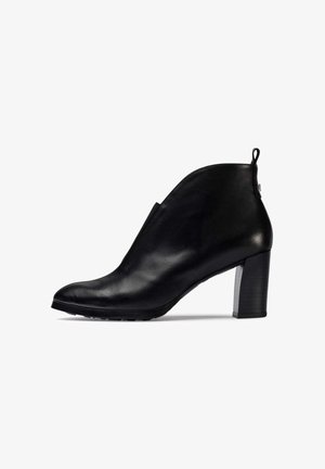 WONDERS - Botki na obcasie