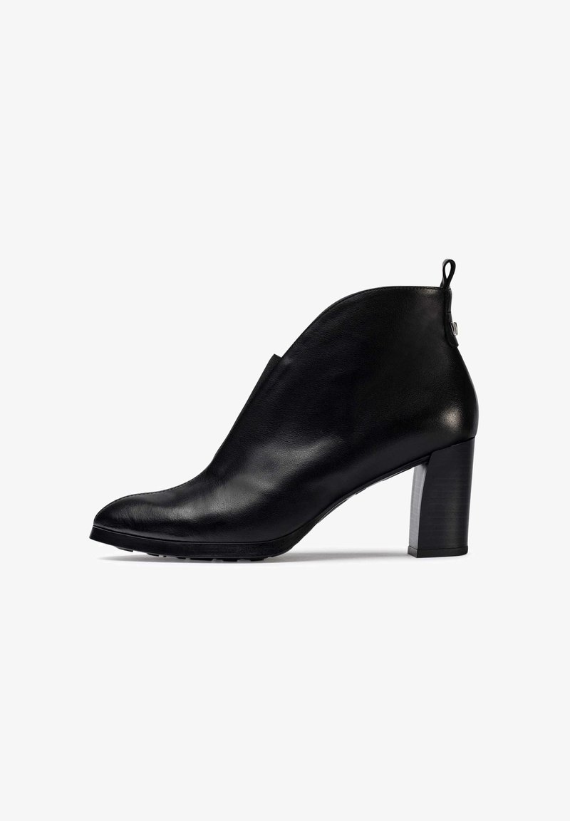 WONDERS - Botki na obcasie