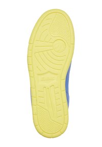 Kék sportcipő texturált sárga gumi talppal. Jellemzői közé tartozik a márkajelzés a talpon és különféle tapadási minták. Simább felső kialakítás.