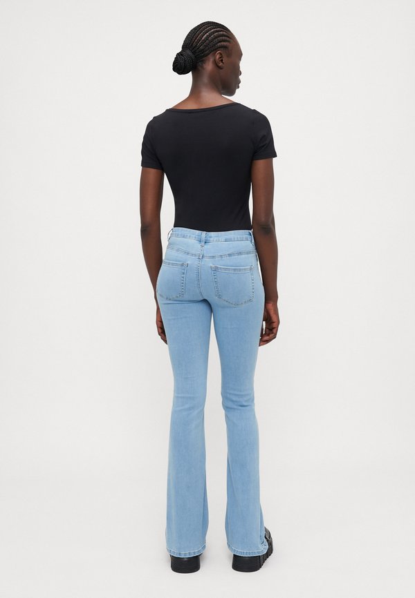 ONLWAUW POCKET - Flared Jeans4
