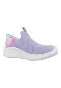 Scarpe slip-on viola con una tomaia texturizzata, una suola bianca sagomata e un accento rosa sul tallone con una sovrapposizione traslucida.