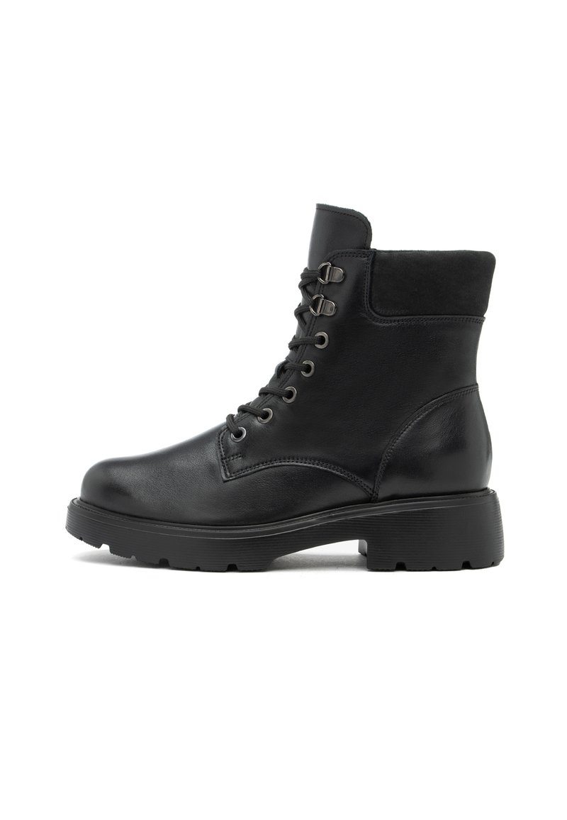 Stivaletti neri con tomaia in pelle, risvolto in suede, punta rotonda, design con lacci e occhielli metallici, e suola in gomma spessa.