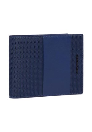Portafoglio bifold blu con texture, fascia centrale liscia e piccolo logo in rilievo sul lato destro.