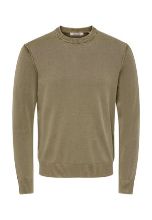 Pull col ras du cou vert olive avec col, poignets et ourlet côtelés, présentant des coutures brutes sur les épaules.