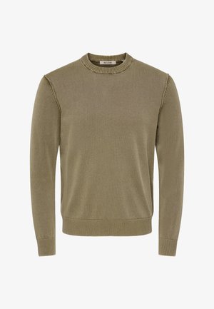 Pull col ras du cou vert olive avec col, poignets et ourlet côtelés, présentant des coutures brutes sur les épaules.