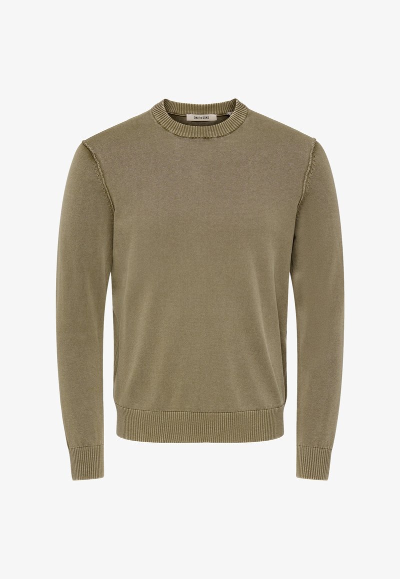 Pull col ras du cou vert olive avec col, poignets et ourlet côtelés, présentant des coutures brutes sur les épaules.