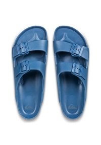 Sandali di plastica blu con due cinturini regolabili e chiusura con fibbia. Suola flat con una texture liscia e un minimo dettaglio del logo sulla soletta.