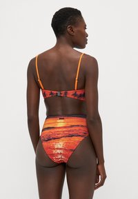 It's Now Cool THE TWIST BANDEAU - Vrchný diel bikín - orange
