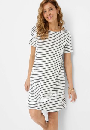 Abito a righe bianco e nero, maniche corte, scollatura rotonda, lunghezza al ginocchio, tessuto morbido, con spacchi laterali, vestibilità casual.