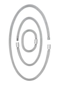 Tre sølvfarvede mesh-armbånd i forskellige størrelser med polerede metalspænder, der er indgraveret med "BREIL," arrangeret på en hvid baggrund.