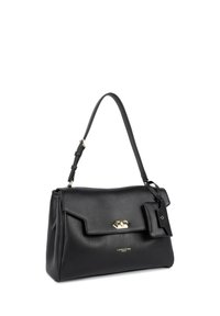 Sac à main en cuir noir à la forme structurée, avec des ferrures dorées, un rabat supérieur et une étiquette en cuir amovible. Comprend une bandoulière réglable.