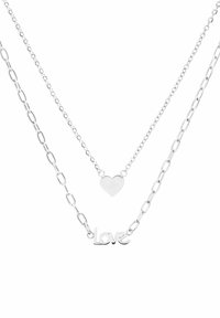 Collier en argent à couches avec un pendentif en forme de cœur et une inscription "Love", comprenant un mélange de maillons plats et de chaînes.