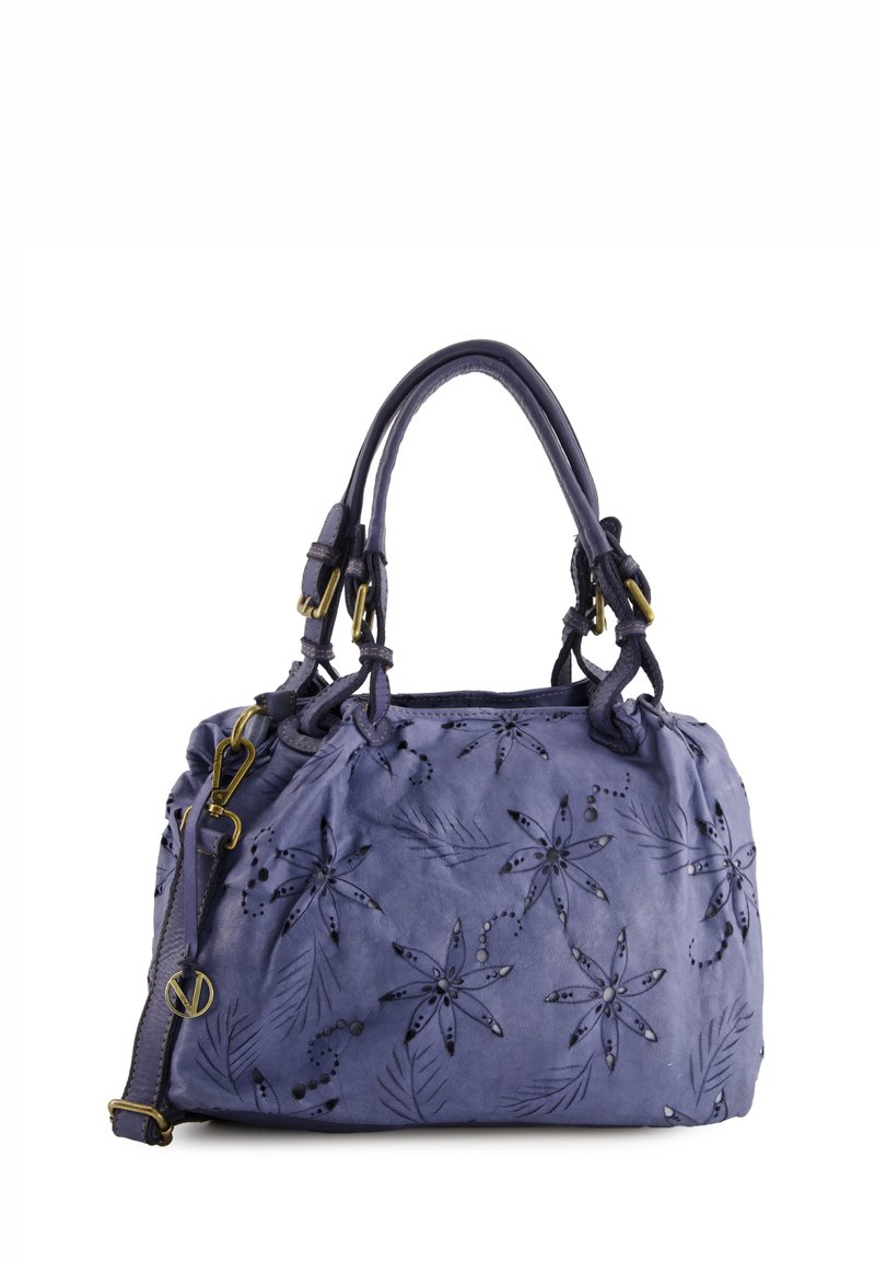 Lila Ledertasche mit floralem Reliefmuster und Nietenakzenten, ausgestattet mit zwei Griffen und einem verstellbaren Schultergurt.