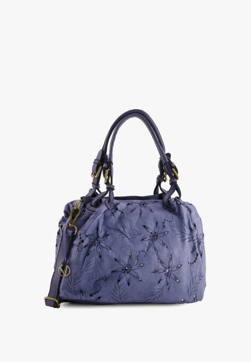 Fioletowa skórzana torebka z wytłoczonym wzorem kwiatowym i ćwiekami, z podwójnymi uchwytami i regulowanym paskiem.