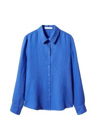 Chemise longue en lin bleu à manches longues avec un col, une fermeture boutonnée à l'avant et une coupe décontractée. Texture lisse avec des accents minimaux.