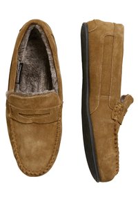 Brune ruskinds mokkasinslippers med blød grå pelsforing og sorte gummisåler, vist fra top- og sidevinkler.